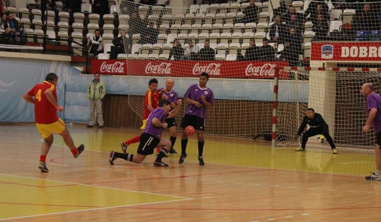 În turneul „ultra” old-boys, Săgeata Stejaru (echipament violet-negru) este la o victorie de prezența în semifinale