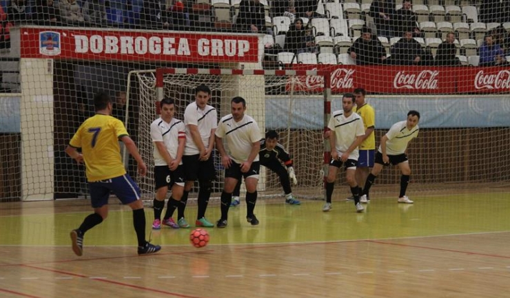 În Grupa A, formația Cariocas Constanța (echipament alb-negru) luptă pentru calificarea în sferturile de finală ale turneului principal