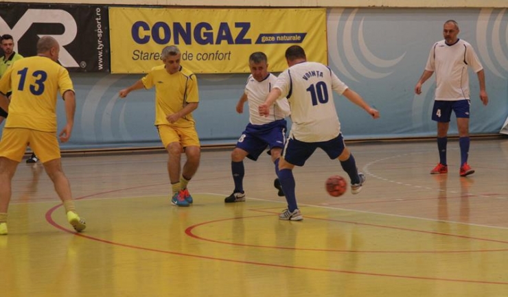 Stelian Carabaș (în galben) s-a detașat în clasamentul golgheterilor după cele nouă goluri înscrise în meciul de duminică
