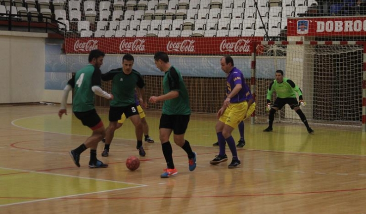 FC Constanța Marina (în verde-negru) a câștigat cele șase partide disputate în Grupa C, în turneul principal