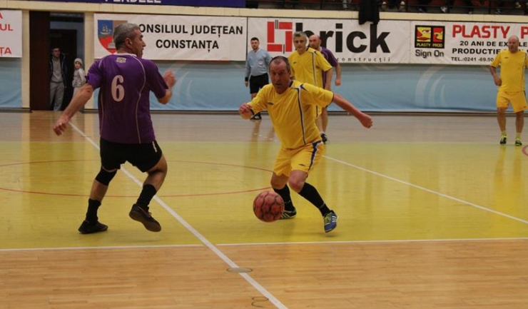 Daniel Iftodi (în galben) a fost omul decisiv pentru Municipal Constanța în finala mare din turneul „ultra” old-boys