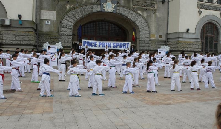 Peste 150 de sportivi au efectuat o demonstrație de taekwondo în Piața Ovidiu din Constanța