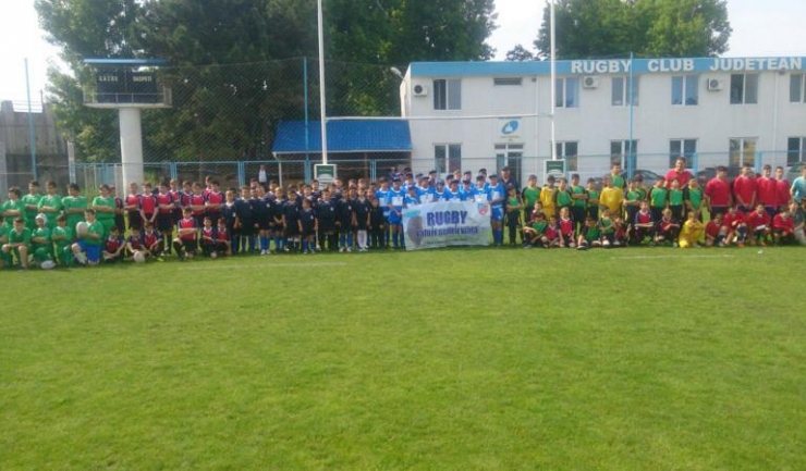 Fotografie de grup cu toți participanții la „Cupa 1 Iunie” la mini-rugby