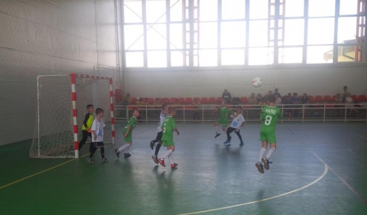 Micuții jucători de la Școala de Fotbal Mangalia (în echipament verde) s-au impus la scor în finala turneului