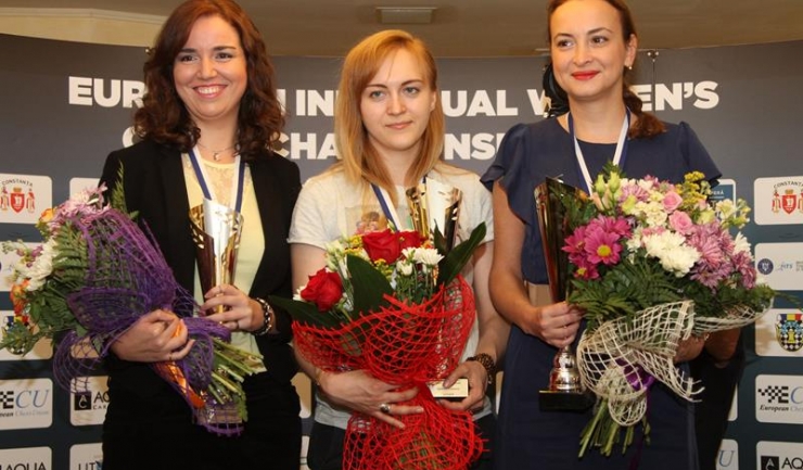 Podiumul Campionatului European de șah de la Mamaia: campioana Anna Ushenina este încadrată de Sabrina Vega Gutierrez (stânga) și de Antoaneta Stefanova