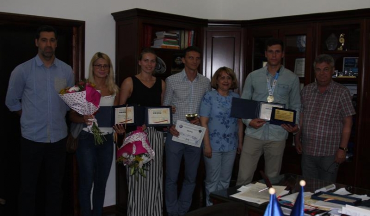 Bogdan Tudorancea, Adriana Vîlcu și Bianca Cojocaru, împreună cu antrenorii lor, au fost recompensați de Universitatea „Ovidius” din Constanța