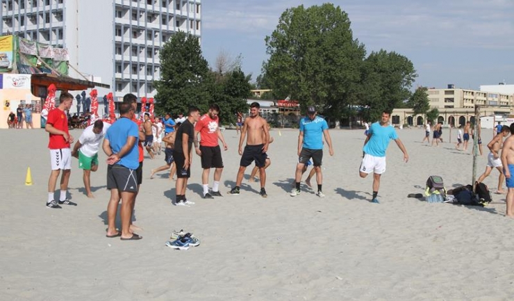 Handbaliștii pregătiți de Eden Hairi s-au antrenat pe plaja din stațiunea Mamaia
