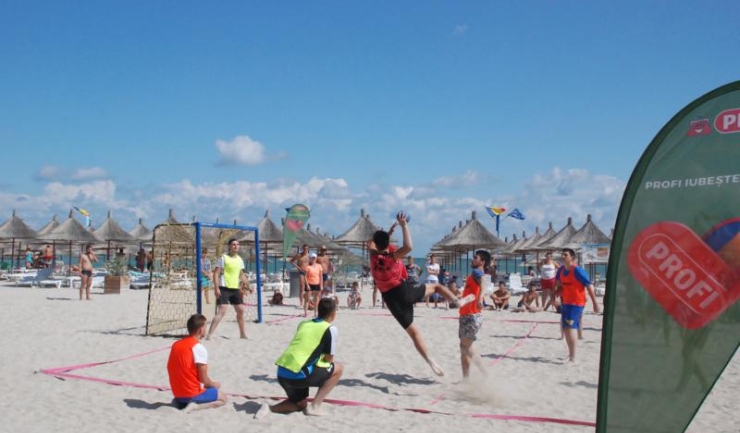 La turneul de handbal pe plajă de la Venus au participat peste 150 de sportivi juniori