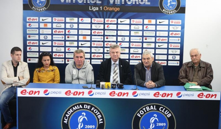 Gheorghe Hagi și colaboratorii săi se preocupă de educația fotbaliștilor de la Academie