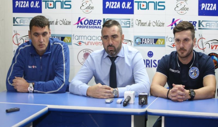 Antrenorul principal Ion Barbu, directorul tehnic Viorel Farcaș și jucătorul Iulian Răvoiu așteaptă un nou succes al SSC Farul