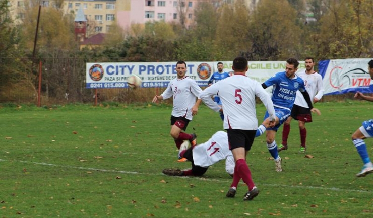 Cătălin Mazilu (tricou albastru) a marcat golul victoriei obținute de SSC Farul Constanța în partida cu Viitorul Fântânele