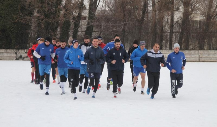 La primul antrenament din 2017, fotbaliștii de la SSC Farul Constanța au alergat prin zăpadă pe terenul 2 de la stadionul „Farul“