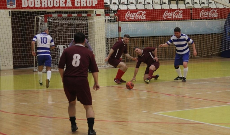CFR Constanţa (echipament vişiniu) a realizat scorul zilei, 13-3 cu Tistimelu, în grupa G din turneul „ultra old-boys”