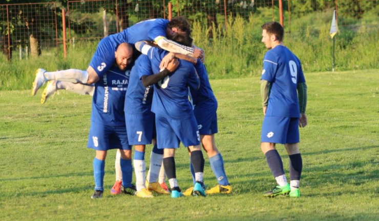 Jucătorii de la Olimpia Constanța (echipament albastru) au trecut cu 3-0 de Farul Tuzla