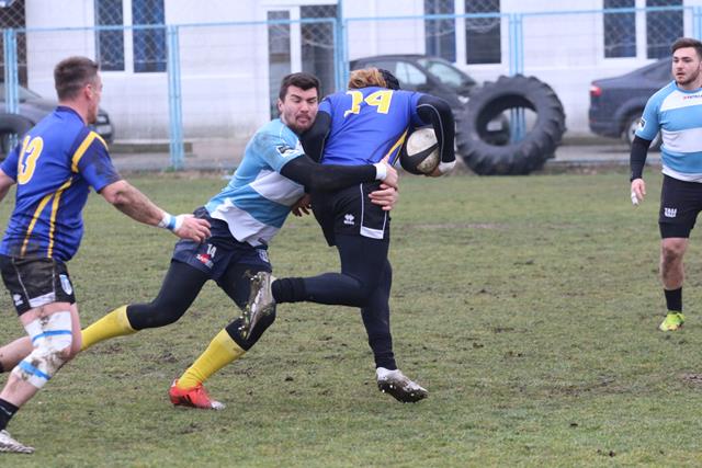 Rugbyștii de la Tomitanii Constanța (tricouri bleu cu alb) și de la CSM București nu s-au menajat deloc în timpul meciului amical de sâmbătă