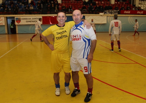 Jean Vlădoiu (în alb-albastru) a îmbrăcat tricoul echipei ASC Săgeata Stejaru în turneul „ultra” old-boys