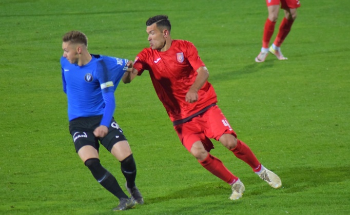 Atacantul Louis Munteanu (echipament albastru-negru) a stabilit rezultatul final, marcând primul său gol în Liga 1