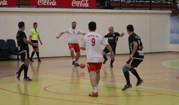 Capitol 84 (în alb-roșu) a ratat numeroase ocazii de gol în disputa cu Ancora Mangalia
