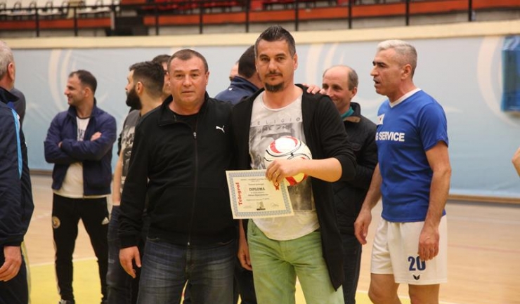 Adrian Smarandache, golgheterul turneului principal, a fost premiat de Sorin Başturea (în stânga)