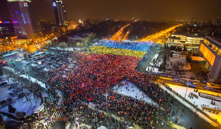 Tricolorul făcut de protestatari în Piața Victoriei (Sursa foto: www.facebook.com/octav.dragan)