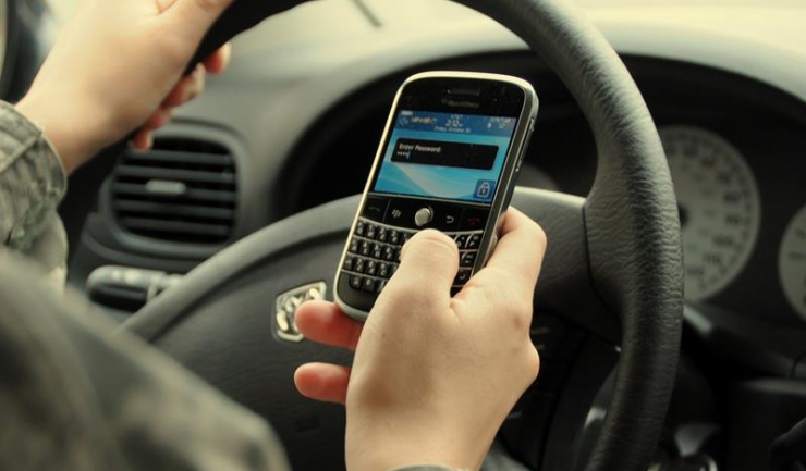 Utilizarea telefonului mobil la volan îi va costa pe șoferi de zece ori mai mult decât până acum