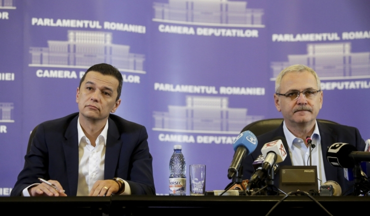 Premierul României, Sorin Grindeanu (stânga) va merge de mânuță cu președintele Camerei Deputaților, Liviu Dragnea (dreapta), la învestitura lui Donald Trump