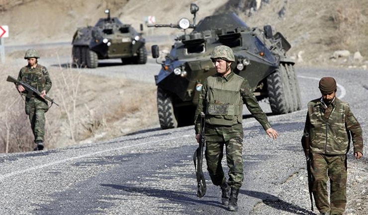 Armata turcă se pregăteşte pentru o intervenţie în nordul Siriei