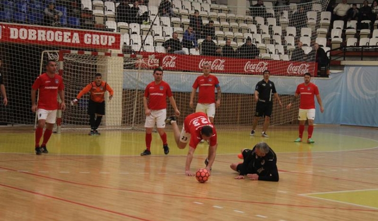 Perla Murfatlar (în roșu-alb) are doar varianta victoriei în meciul cu formația Club 29, din Grupa A