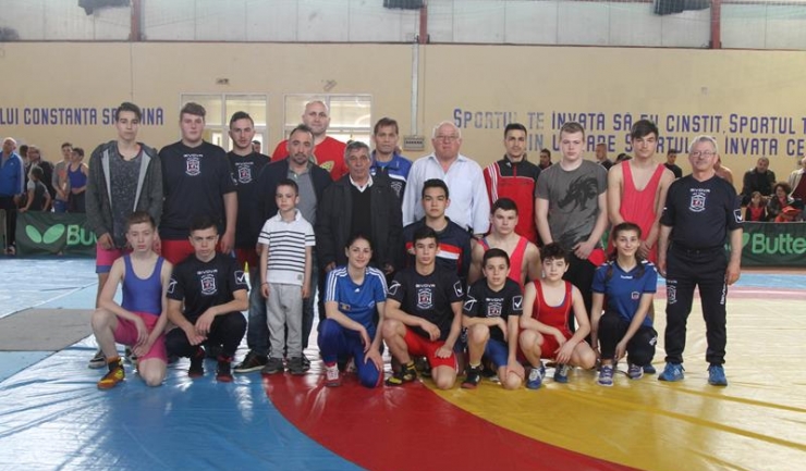 Fotografie-document cu foste glorii ale luptelor din Constanța alături de micuții luptători de la Liceul cu Program Sportiv „Nicolae Rotaru” din Constanța