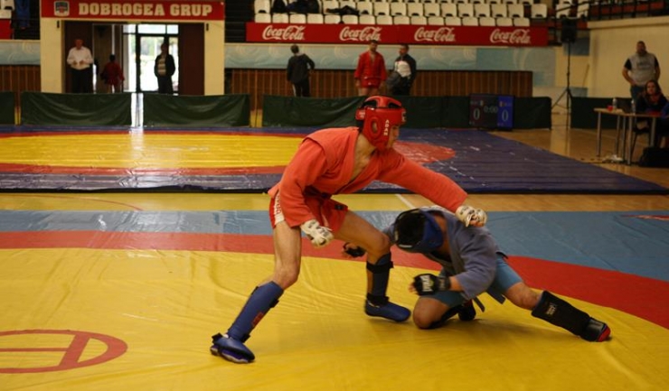 Emanuel Stănescu (echipament roșu) a devenit campion național la sambo-combat, categoria 68 kg