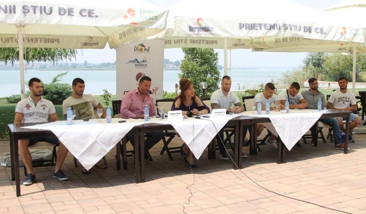Organizatorii au prefațat gala cu o conferință de presă desfășurată pe malul lacului