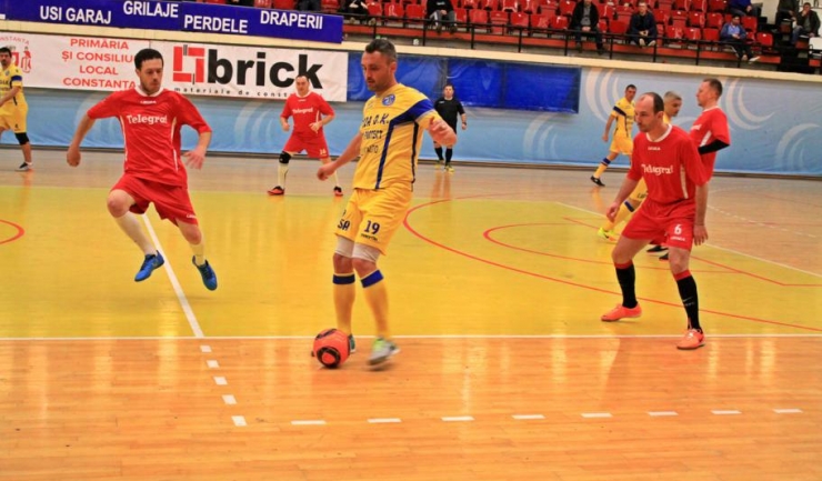 SSC Farul Constanța (în galben) a surclasat în ultimul meci din grupa A formația Telegraf