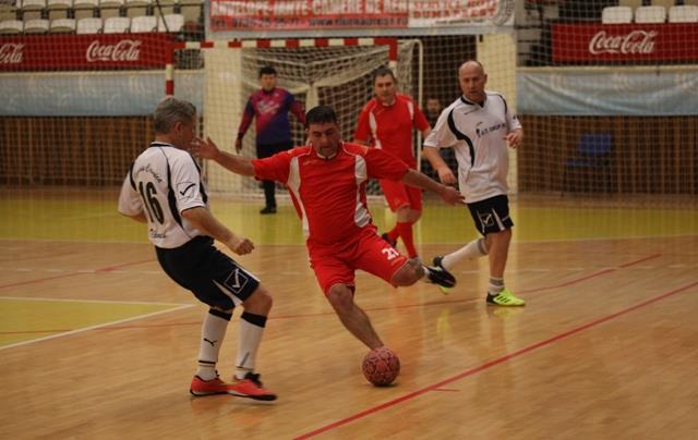 Municipal-CFR (în roșu) a obținut primele puncte în turneul „ultra” old-boys, învingând Realul.. din Năvodari