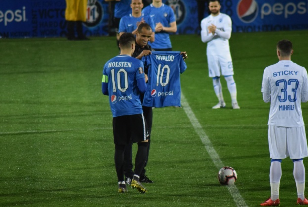 Ianis Hagi i-a oferit lui Rivaldo un tricou de joc al Viitorului cu numărul 10