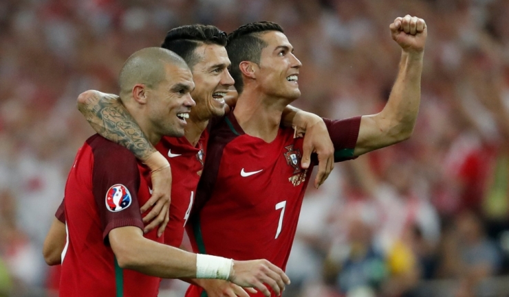 Pepe, Jose Fonte şi Cristiano Ronaldo sărbătoresc calificarea Portugaliei în semifinalele EURO 2016