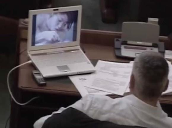 Printre cei care vor salarii mai mari se numără și senatorul liberal Marius Nicoară, care, în 2010, a fost surprins urmărind un film porno în plenul Parlamentului