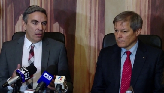 Dragoș Anastasiu, alături de Dacian Cioloș, fostul premier al guvernului tehnocrat, artizanul concedierilor și al ciuntirii salariilor în sistemul bugetar