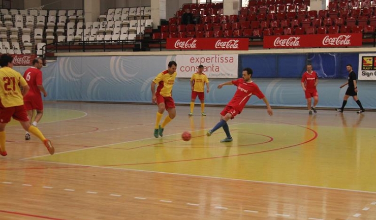 Oportun Mangalia (în galben-roșu) a dominat cu autoritate Grupa D din turneul principal