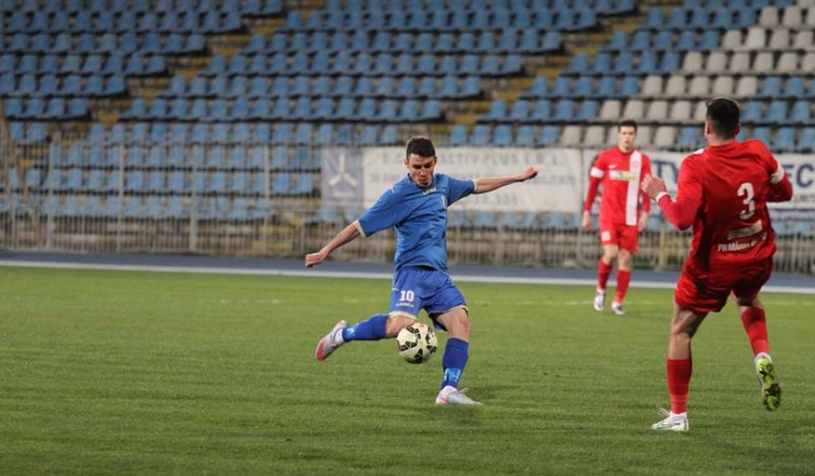 Cel mai slab jucător de pe teren, Valentin Munteanu, a părut deranjat că joacă la nivelul ligii secunde