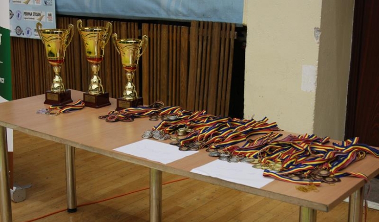 Organizatorii au pregătit cupe, diplome și medalii pentru sportivii care au urcat pe podium