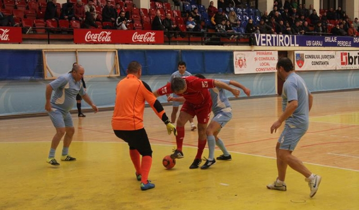 Municipal Constanţa (în bleu), învingătoare din 2016 în turneul „ultra old-boys”, a început cu o înfrângere actuala ediţie