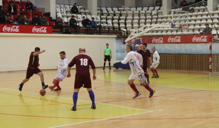 ASC Săgeata Stejaru (în alb) s-a calificat în semifinalele turneului „ultra old-boys”