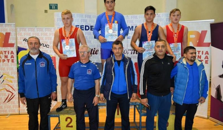 Constantin Păun (LPS „Nicolae Rotaru”) a ocupat locul 2 la categoria 85 kg, juniori 3 (în fața sa, antrenorii Ioan Giuglea și Valentin Dobrin)