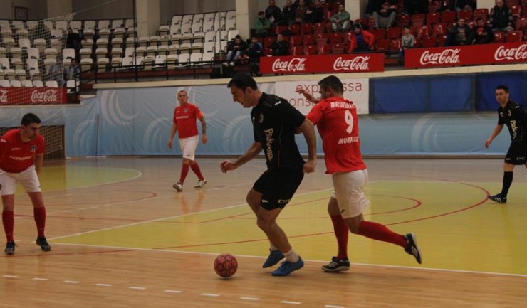 Dorel Zaharia (Club 29 Constanța, în negru) a reușit și el patru goluri în turneul principal