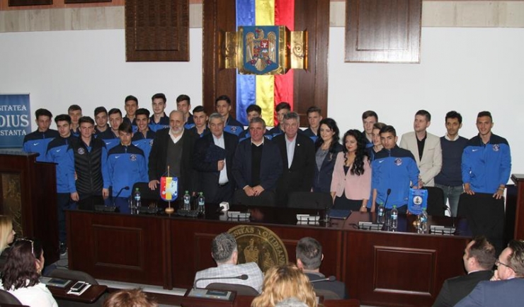 Jucătorii de la Academia de Fotbal „Gheorghe Hagi” s-au imortalizat alături de viitorii lor profesori