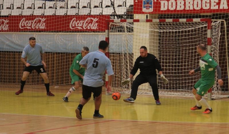 FC Constanţa (echipament bleu-negru), ocupanta locului secund în turneul principal anul trecut, a pornit în forţă la actuala ediţie