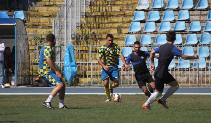 Viitorul Fântânele (echipament galben-albastru) a câştigat la scor amicalul cu FC Farul Constanţa