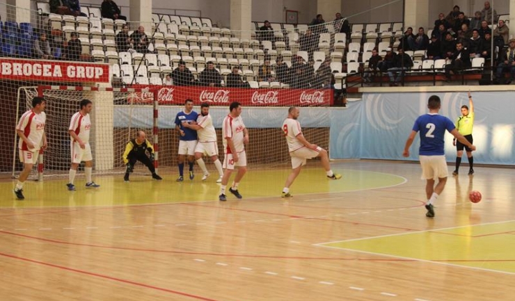 În Grupa B a turneului principal, Sparta Techirghiol (în alb-roșu) nu a rezistat în disputa cu Săgeata Stejaru