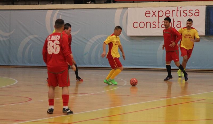Oportun Mangalia (echipament galben-roșu) are trei succese consecutive în Grupa D