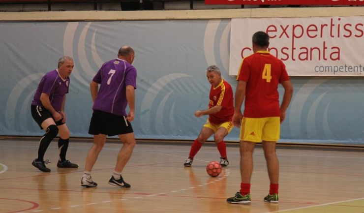 În turneul „ultra” old-boys, Tistimelu (în roșu-galben) continuă lupta pentru locul secund în Grupa E